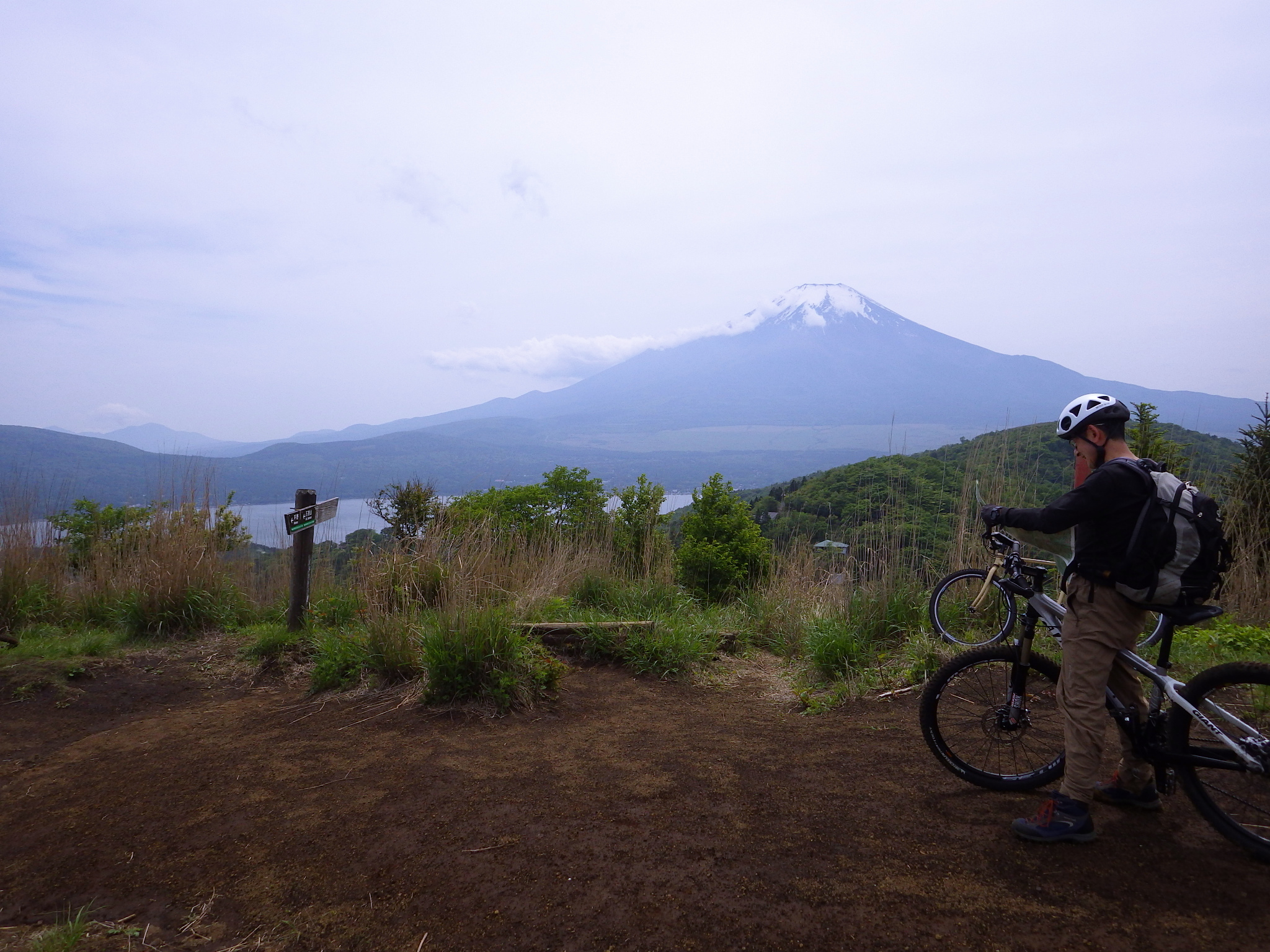 山伏峠から石割山へ自転車(MTB)で登る。平尾山の先のピーク。